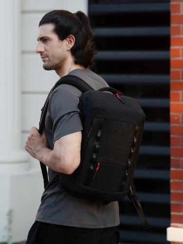 Man wearing the Urban Slim Pack 17.5L in black