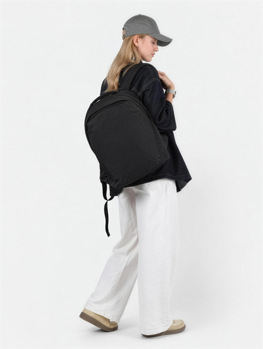 Woman wearing the Roam Anti-Theft Pack 23L in black