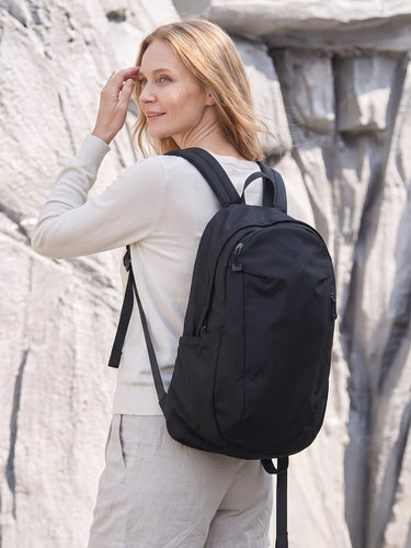 Woman wearing the Tempo Anti-Theft Pack 18L in black